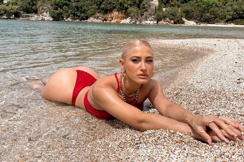 Η Ιωάννα Τούνη με κόκκινο μπικίνι στην παραλία της Μπέλα Βράκα
