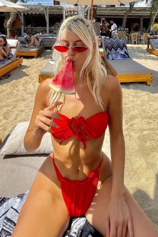 Η Asia Valente με κόκκινο μπικίνι στη παραλία Παράγκα στην Μύκονο