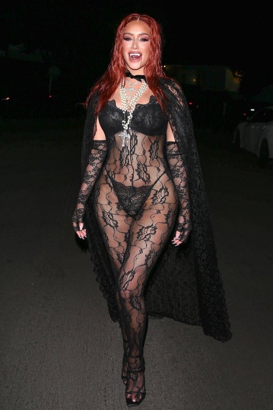 Η Anastasia Karanikolaou με see through σε Halloween party στο Beverly Hills