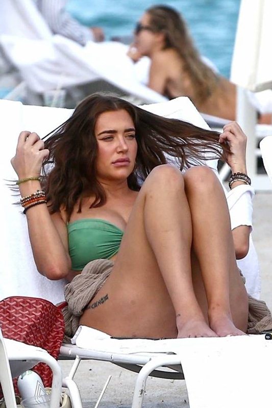 Η Anastasia Karanikolaou με μπικίνι σε ξαπλώστρα στην παραλία του Miami