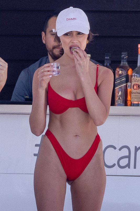 Η Olivia Culpo με κόκκινο μπικίνι στις διακοπές της στο Cabo San Lucas