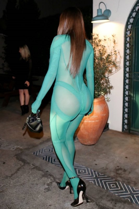 Η Anastasia Karanikolaou με πράσινο στενό see through bodysuit σε βραδινή έξοδο στο Los Angeles