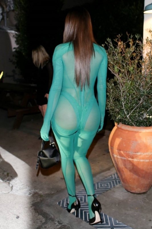 Η Anastasia Karanikolaou με πράσινο στενό see through bodysuit σε βραδινή έξοδο στο Los Angeles