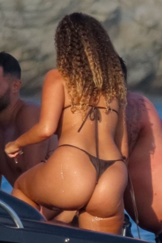 Η Amber Gill με μαύρο thong μπικίνι σε yacht στην Μύκονο