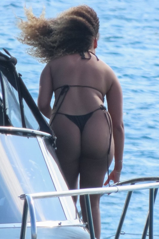 Η Amber Gill με μαύρο thong μπικίνι σε yacht στην Μύκονο