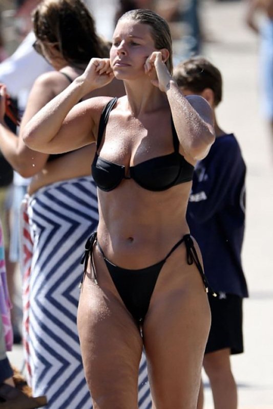 Η Natasha Oakley με μαύρο thong μπικίνι στην Bondi beach
