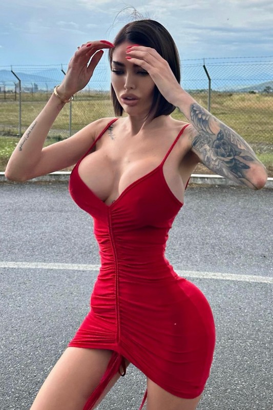 Η Alena Omovych ποζάρει με αποκαλυπτικό κόκκινο φόρεμα στο αεροδρόμιο της Podgorica