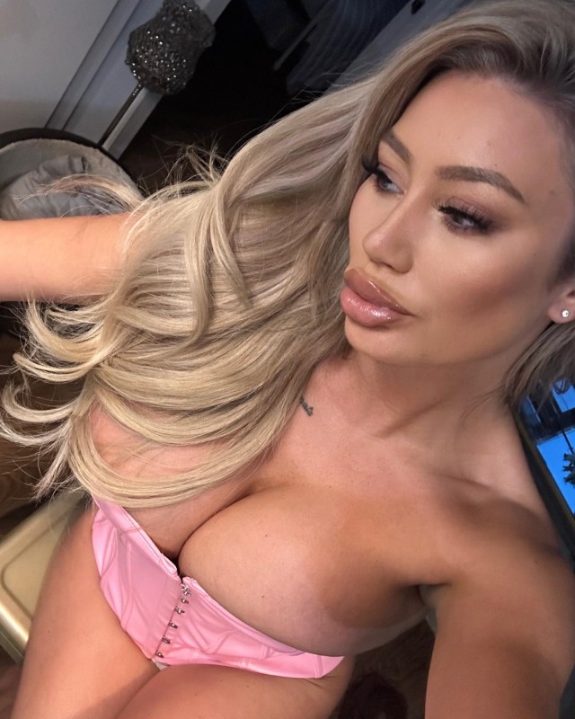 Sophie-Dalzell-Busty-Selfies-Kanoni-3