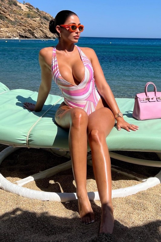 Η Renee Estella με sexy ολόσωμο μαγιώ σε παραλία στην νήσο Ίο